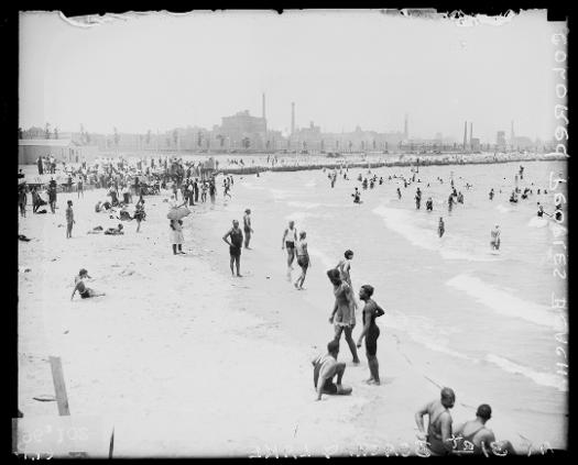 CHICAGO FAMILIES ENJOYING THE SUMMER WEATHER AT THE 12TH STREET BEACH ON  LAKE MICHIGAN. – Rediscovering Black History