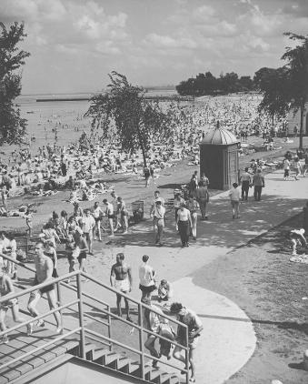 CHICAGO FAMILIES ENJOYING THE SUMMER WEATHER AT THE 12TH STREET BEACH ON  LAKE MICHIGAN. – Rediscovering Black History